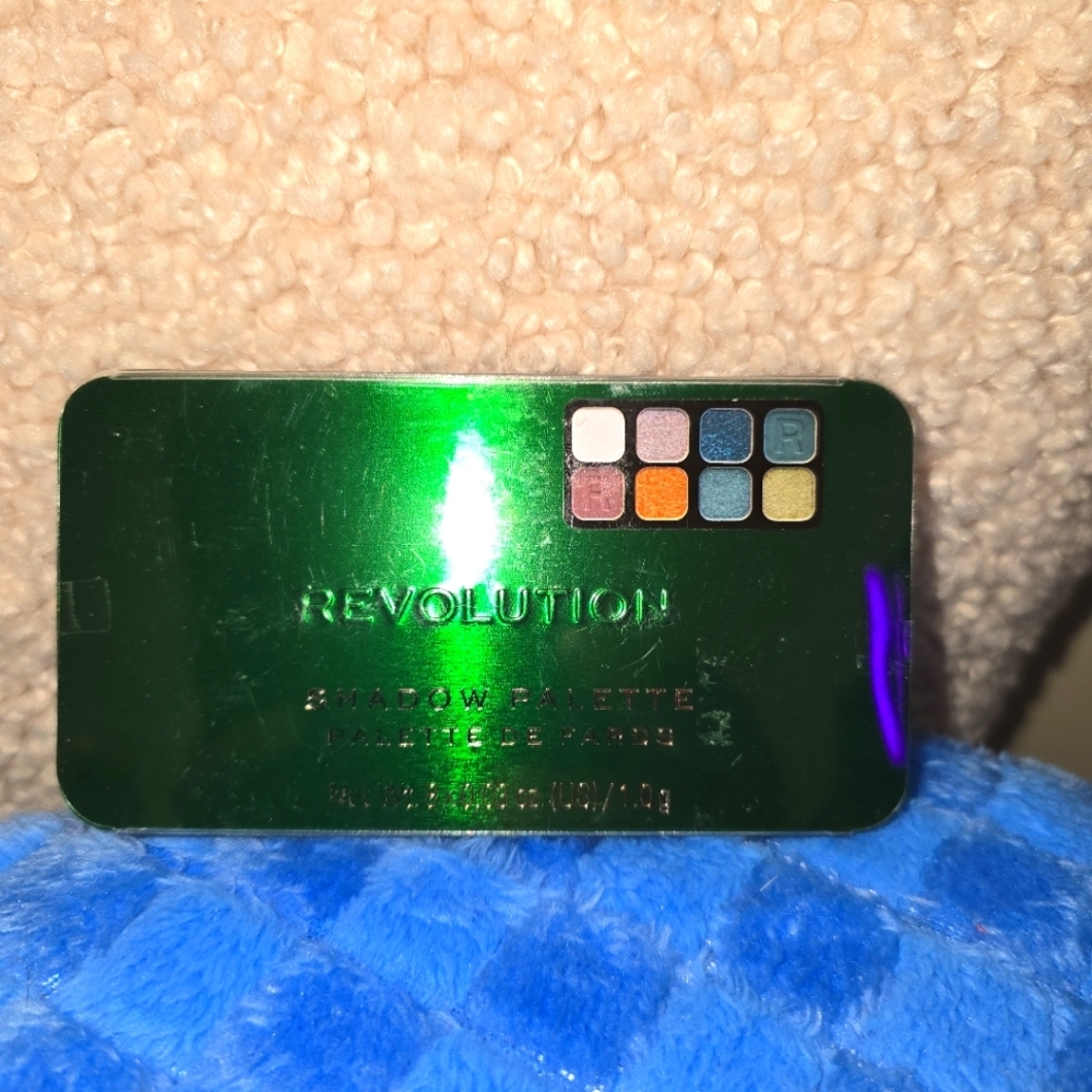 REVOLUTION eyeshadown Palette